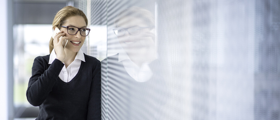 Business Frau mit Telefon